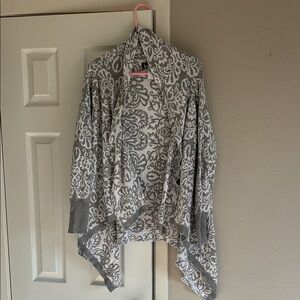 Maurices Gray and White Patterned Cardigan